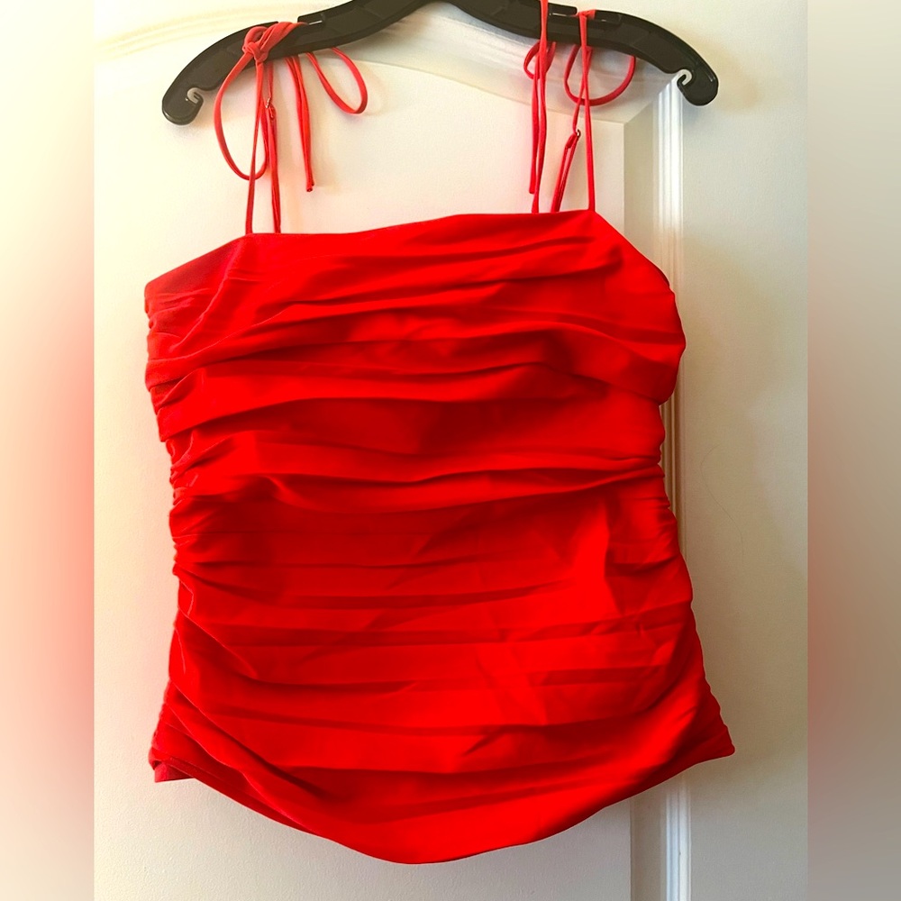 Dressy tube top with light ridges imprint.